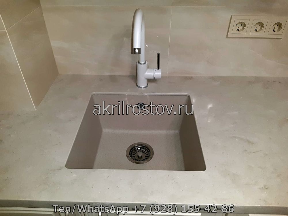 Современная бежевая столешница с монолитной мойкой по доступной стоимости Элегантная кухонная поверхность светлого оттенка с встроенной раковиной