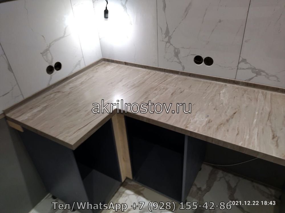 Индивидуальная угловая столешница из акрилового камня светлого оттенка с мраморным рисунком Эксклюзивная акриловая столешница угловой формы с имитацией светлого мрамора