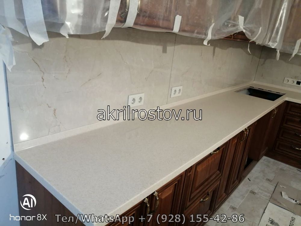 Изготовление угловых столешниц из акрилового камня светлого оттенка для кухни Эксклюзивная кухня с угловой столешницей из светлого акрила