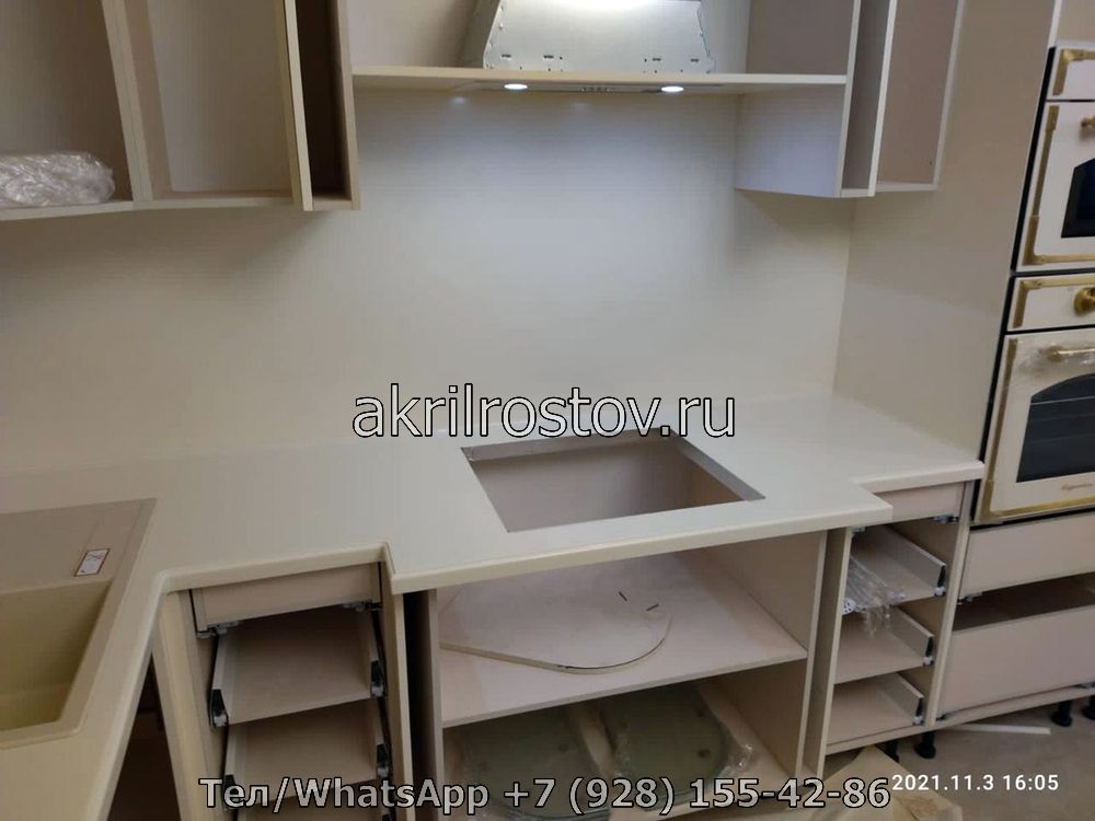 Индивидуальная светлая акриловая столешница с угловой формой Эксклюзивная угловая столешница из акрила светлого оттенка на индивидуальный проект