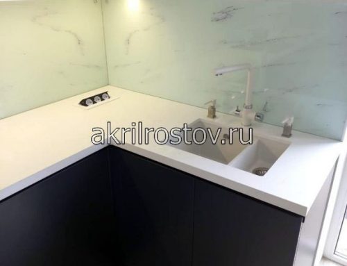 Белая угловая столешница из акрилового камня на заказ с мойкой