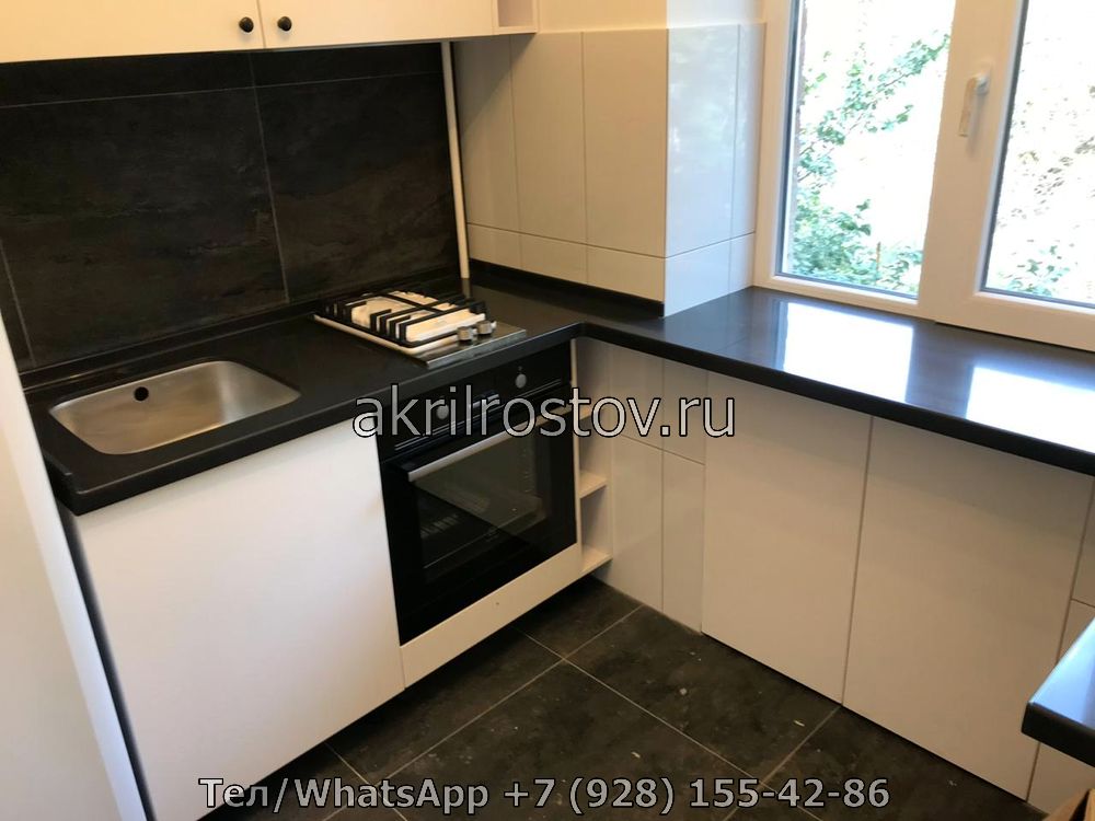 Изготовление угловых столешниц из черного акрила на заказ по доступной стоимости Эксклюзивная акриловая столешница черного цвета для кухни с угловой планировкой