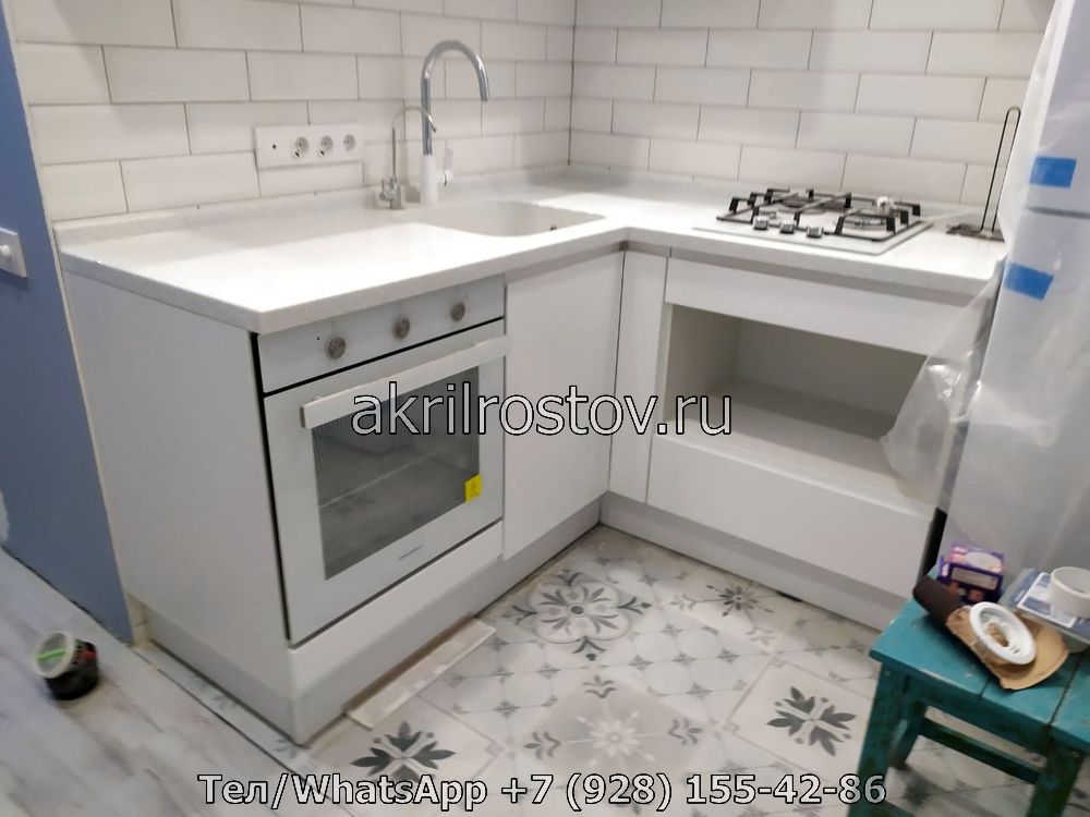 Современная угловая кухня с белой столешницей и интегрированной мойкой из акрилового камня Белая акриловая столешница с встроенной раковиной для угловой кухни