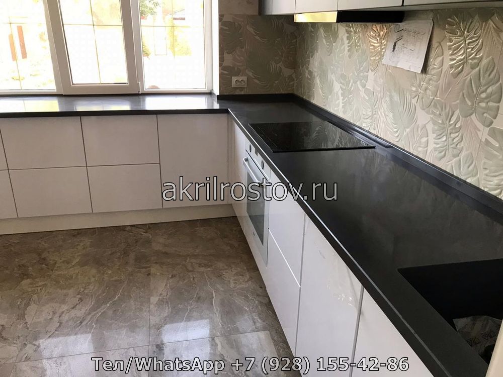 Изготовление угловых столешниц из черного акрила на заказ в Ростове Эксклюзивная угловая столешница из черного акрила для кухни