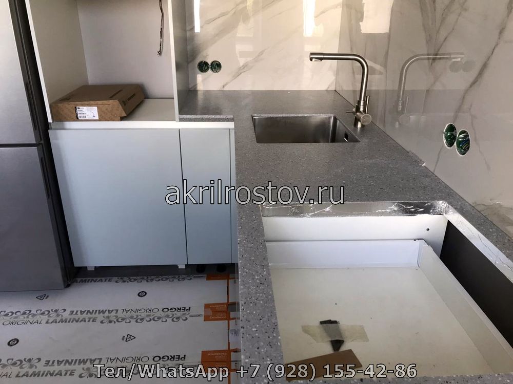 Изготовление угловых акриловых столешниц светло-серого цвета для кухни на заказ Современная кухонная столешница из светло-серого акрила с угловым дизайном
