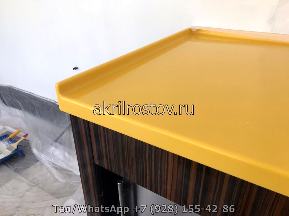 Производство столешниц из желтого акрила с бортиком на заказ Эксклюзивная столешница из акрила насыщенного желтого цвета с защитным бортиком