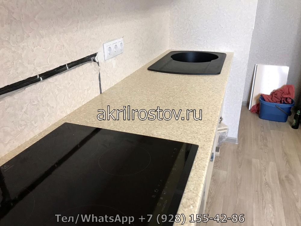 Прямая кухонная столешница из акрилового камня светлого оттенка на заказ по индивидуальным размерам Изготовление прямой столешницы из светлого акрилового камня для кухни