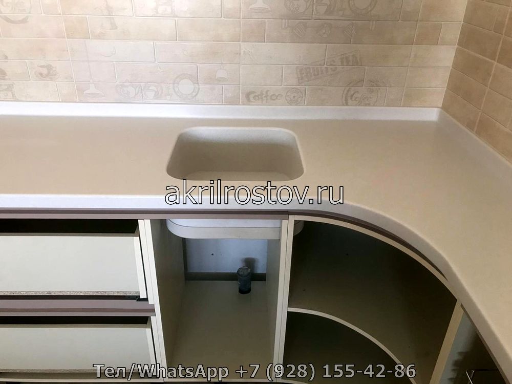 Акриловая поверхность для кухни с округлыми формами Элегантная столешница из акрила с плавными линиями для кухни