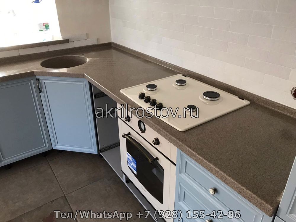 Акриловая угловая столешница серо-коричневого цвета для кухни по выгодной стоимости Современная столешница из акрилового камня в серо-коричневых тонах для кухни