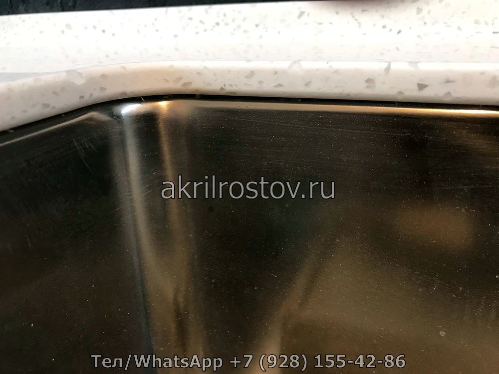 Индивидуальное изготовление акриловой столешницы с округлой мойкой и мягкими краями Эксклюзивная столешница из белого акрила с интегрированной мойкой и плавными линиями