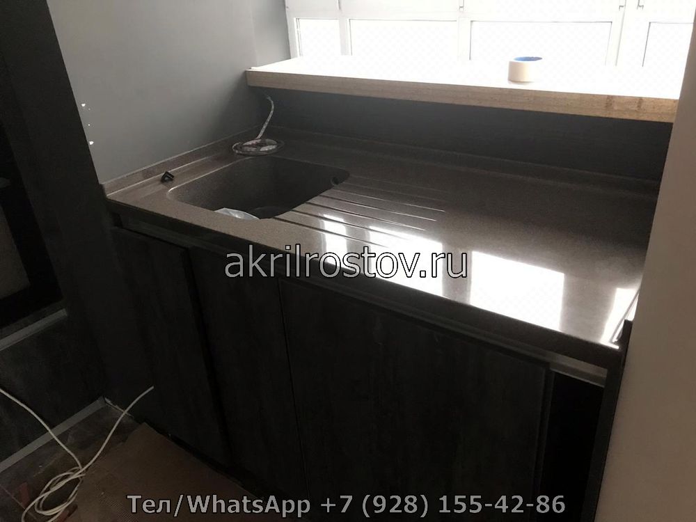 Угловая столешница из акрила серого цвета с встроенной раковиной на заказ Эксклюзивная серая акриловая столешница с интегрированной мойкой по индивидуальному проекту
