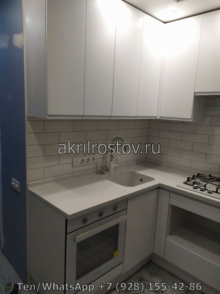 Эксклюзивная белая столешница угловой формы из акрилового материала на заказ Современная угловая поверхность из белого акрила, выполненная по индивидуальному проекту