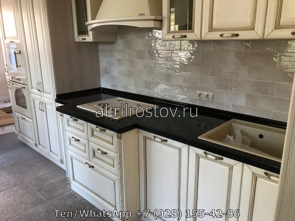 Современная акриловая столешница черного цвета с интегрированной мойкой под индивидуальный проект Эксклюзивная черная столешница из акрила с встроенной мойкой на заказ