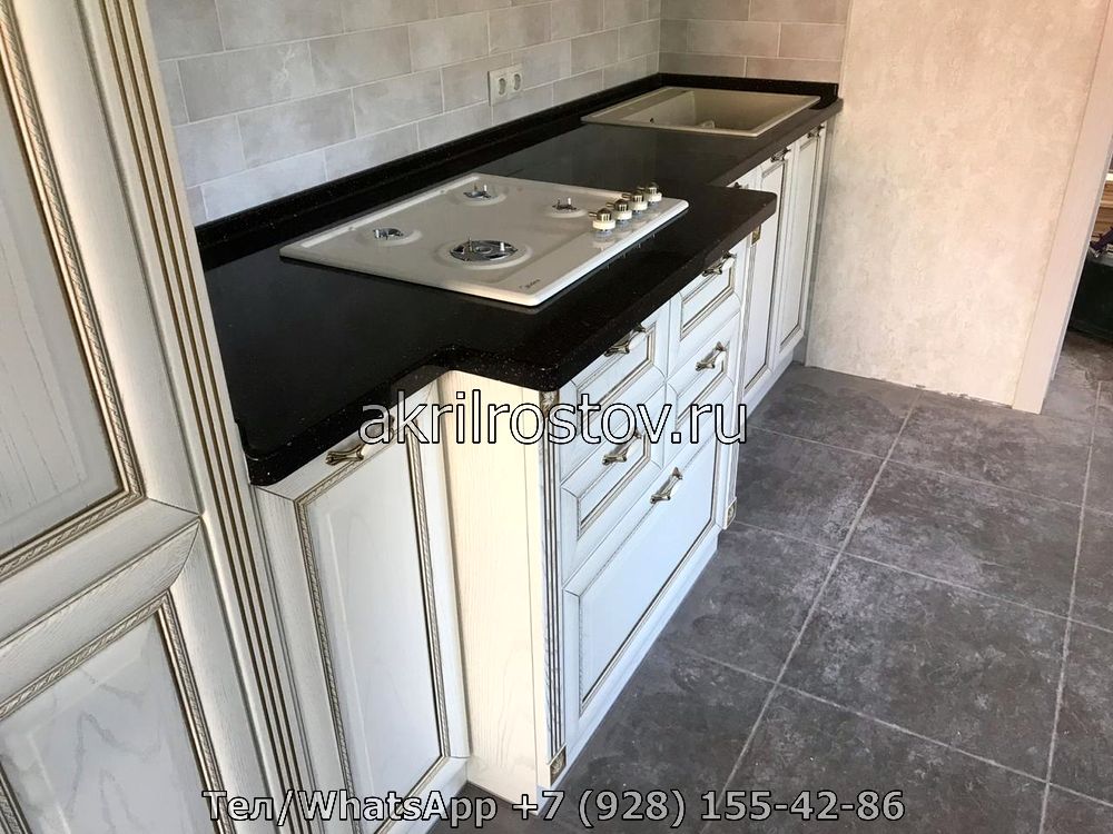 Изготовление угловой столешницы из черного акрилового камня с глянцем на заказ Эксклюзивная угловая столешница из черного акрила с глянцевой поверхностью