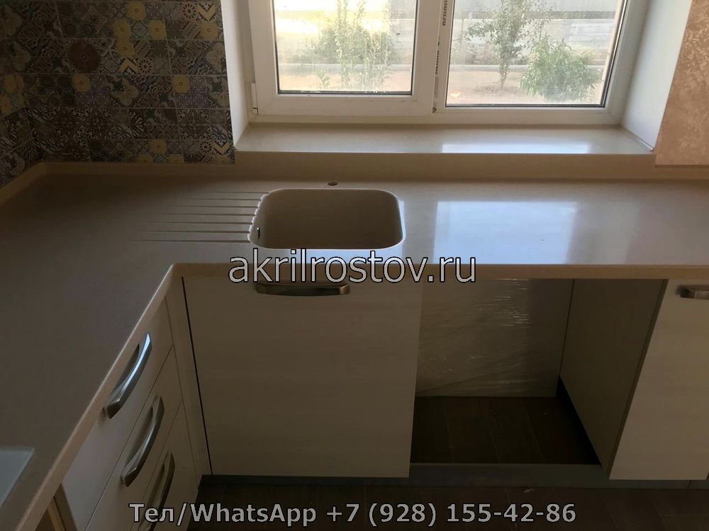 Угловая столешница из акрила светлого цвета с встроенной мойкой и сушильной зоной на заказ Эксклюзивная угловая столешница из акрилового камня светлого оттенка с интегрированной раковиной и сушкой