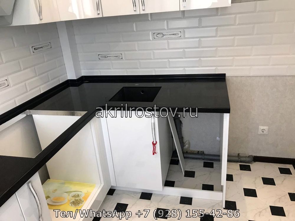 Эксклюзивная угловая столешница из акрилового камня черного цвета для кухни на заказ Современная черная кухонная столешница из акрила с глянцевым покрытием, изготовленная по индивидуальному проекту