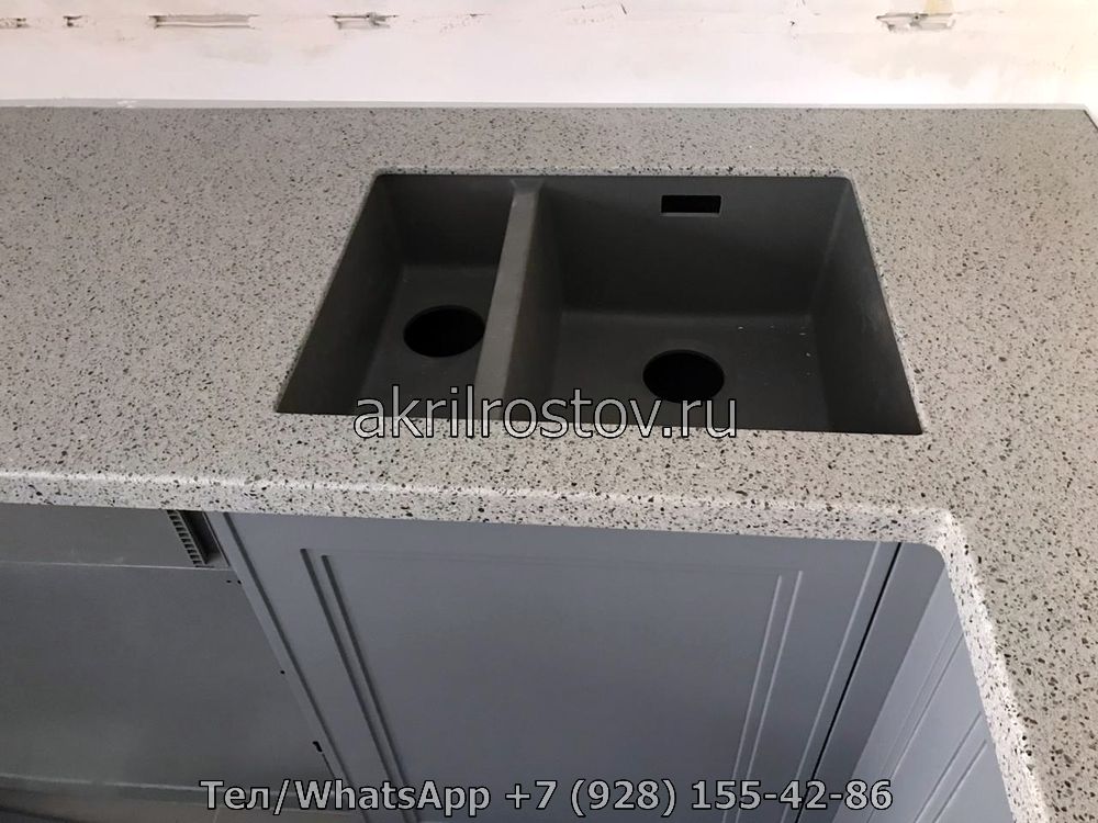Двойная мойка в серой гранитной столешнице на заказ Эксклюзивная столешница из серого гранита с двумя мойками по индивидуальному проекту