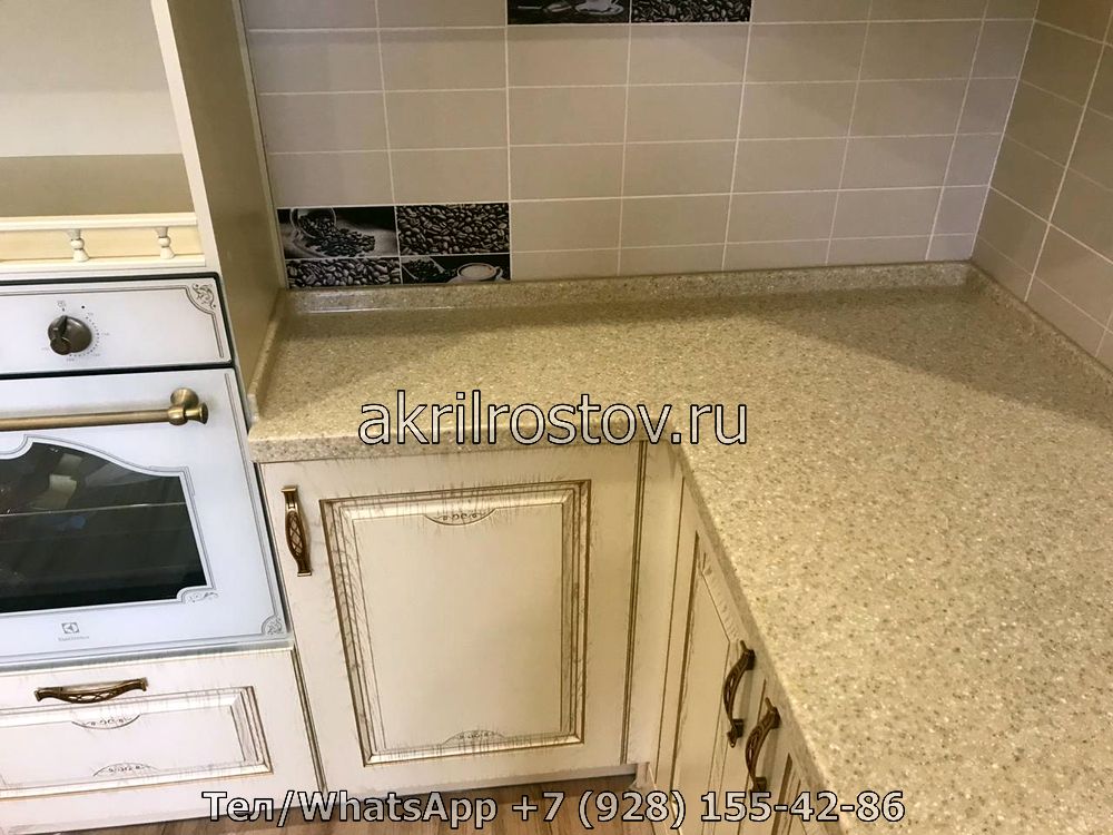Эксклюзивная угловая столешница из акрила светлого бежевого оттенка для кухни под заказ Светлая бежевая акриловая столешница угловой формы для индивидуальной кухни в классическом стиле