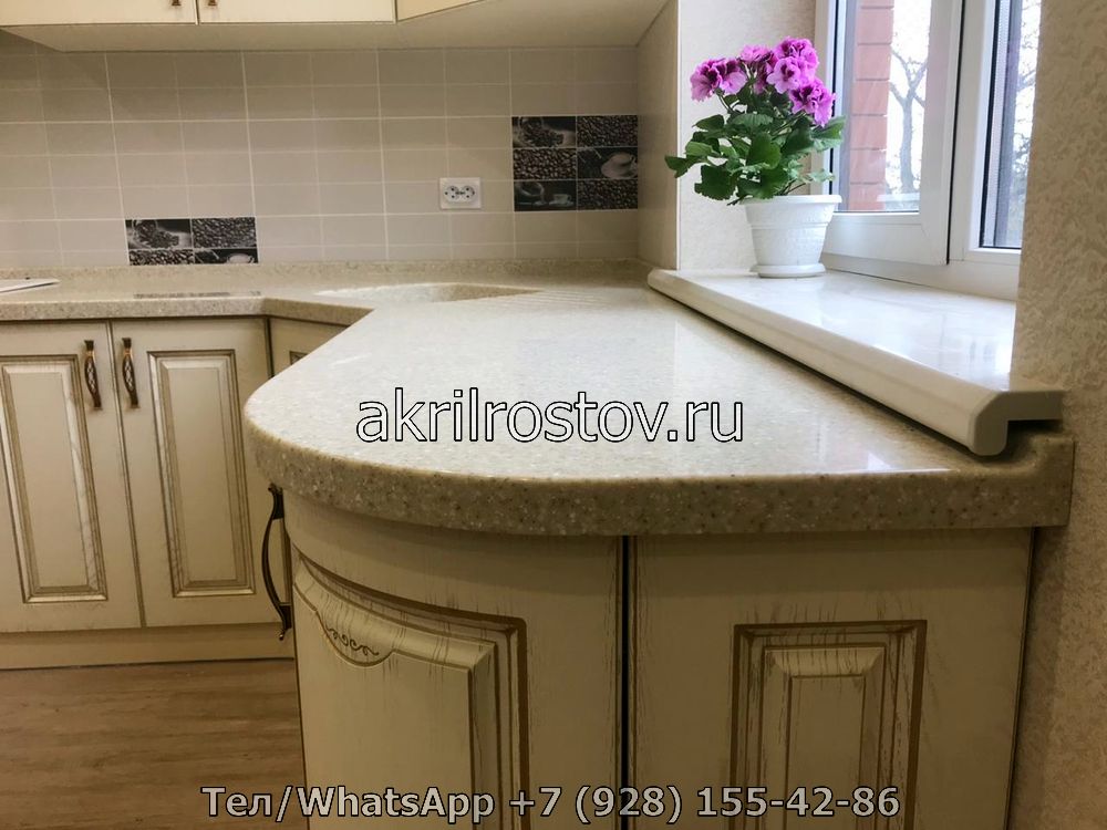 Изготовление подоконника и столешницы сложной формы из светло-бежевого акрилового камня для кухни Эксклюзивный подоконник и столешница из светлого акрилового камня для кухни на заказ