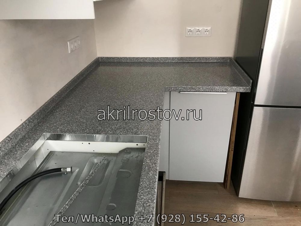Эксклюзивная Г-образная столешница из серого акрилового камня под заказ — стоимость изготовления Современная кухонная поверхность из серого акрила Г-образной формы