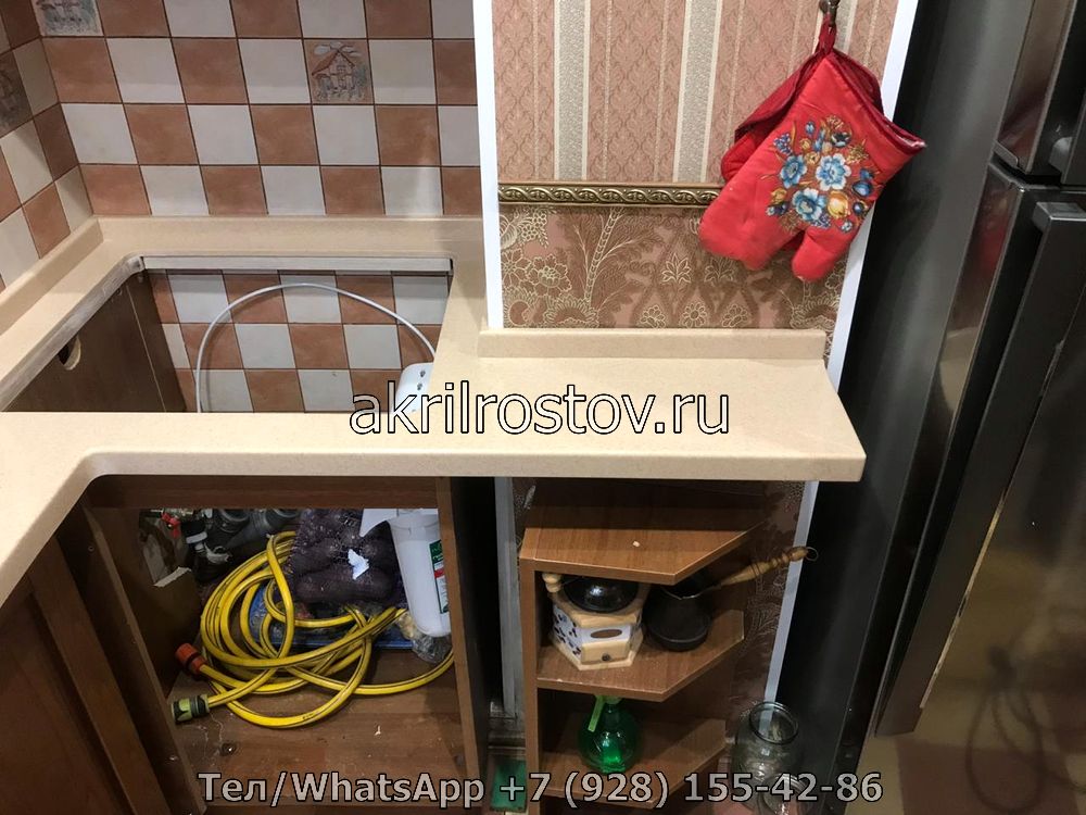 Эксклюзивная светлая акриловая столешница угловой формы под индивидуальные размеры Угловая акриловая столешница светлого оттенка, выполненная на заказ