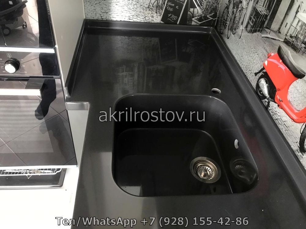 Изготовление глянцевой черной столешницы из акрилового камня по индивидуальному проекту Эксклюзивная угловая столешница из черного акрила с глянцевой поверхностью