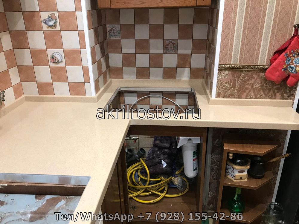 Современная угловая столешница из акрилового камня в бежевом цвете под индивидуальные размеры Эксклюзивная угловая столешница светлого оттенка из акрилового камня на заказ