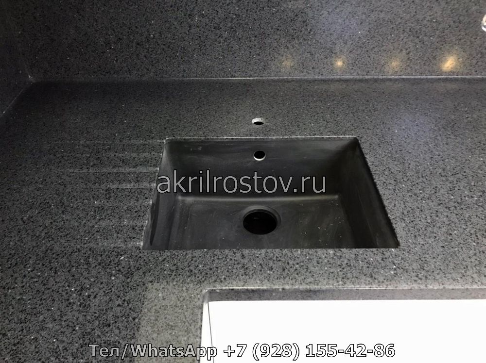 Изготовление столешницы из темного гранита с мойкой под заказ по выгодной стоимости Эксклюзивная кухонная поверхность из темного гранита с интегрированной раковиной