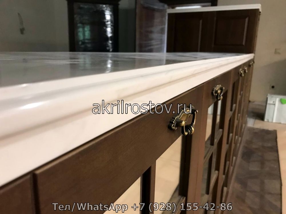 Эксклюзивная акриловая столешница белого цвета с прямолинейными формами от производителя Современная белая столешница из акрила с лаконичным дизайном, выполненная по индивидуальному заказу