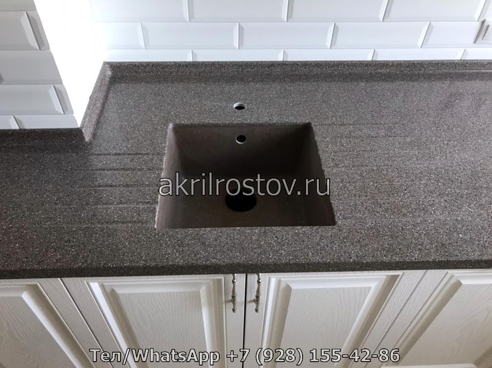 Элегантная столешница из темного акрила с монолитной мойкой Современная кухонная поверхность из темного искусственного камня с встроенной мойкой