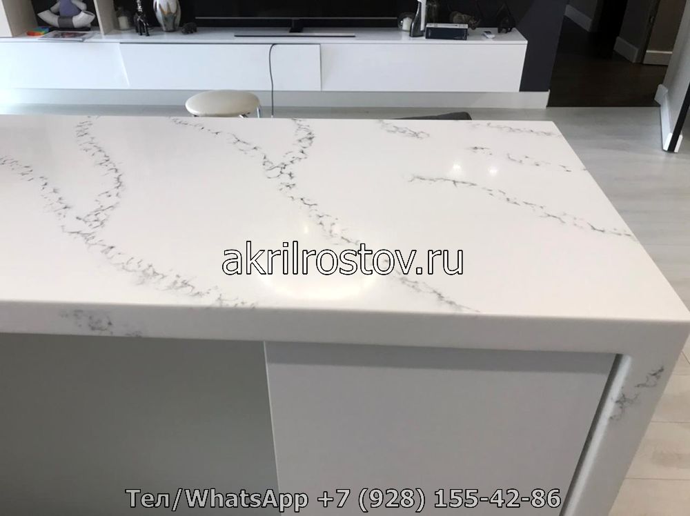 Эксклюзивная прямая столешница для кухни с белым глянцем и мраморным рисунком на заказ Современная кухонная столешница с глянцевым мраморным эффектом, выполненная по индивидуальному проекту