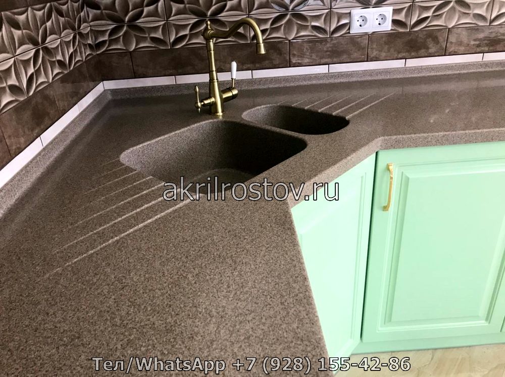 Эксклюзивная акриловая поверхность с узорной фрезеровкой для кухонного интерьера Современная серая столешница из акрила с декоративной обработкой для кухни