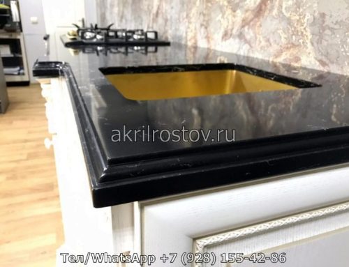 Черная глянцевая столешница из акрилового камня с золотой мойкой на заказ