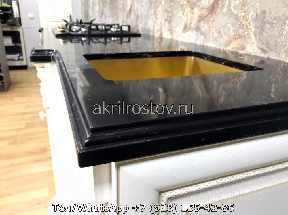 Столешница из черного акрилового камня с золотистой раковиной на индивидуальный заказ Эксклюзивная столешница из черного акрила с интегрированной раковиной цвета золота