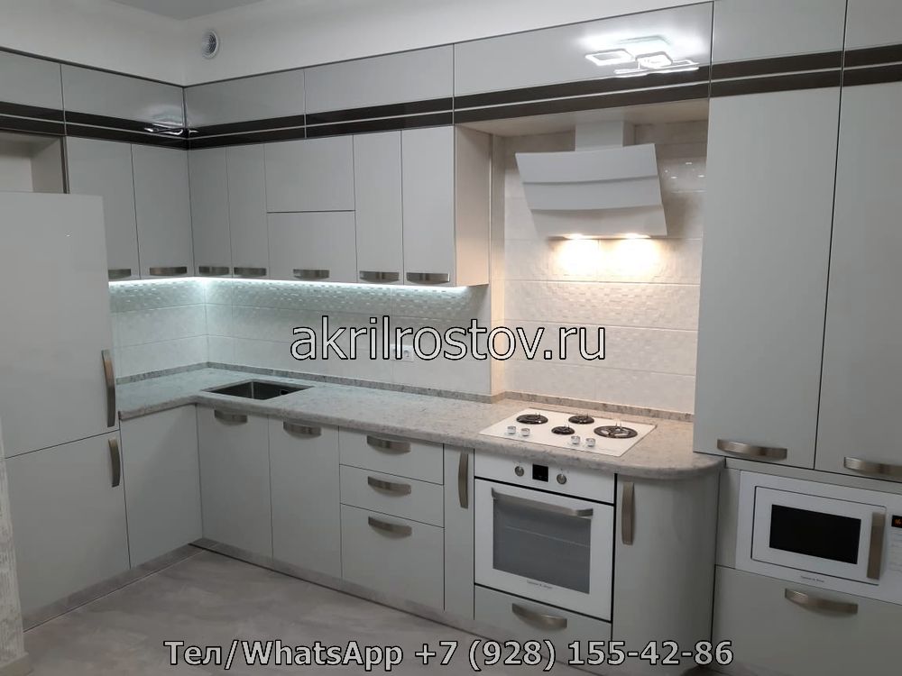 Современная светло-серая акриловая столешница угловой формы на заказ от производителя Эксклюзивная угловая столешница светло-серого оттенка из акрилового материала, изготовленная по индивидуальному проекту