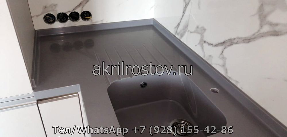 Изготовление прямых столешниц из темно-серого акрила под заказ Эксклюзивная столешница из темного акрила прямолинейного дизайна