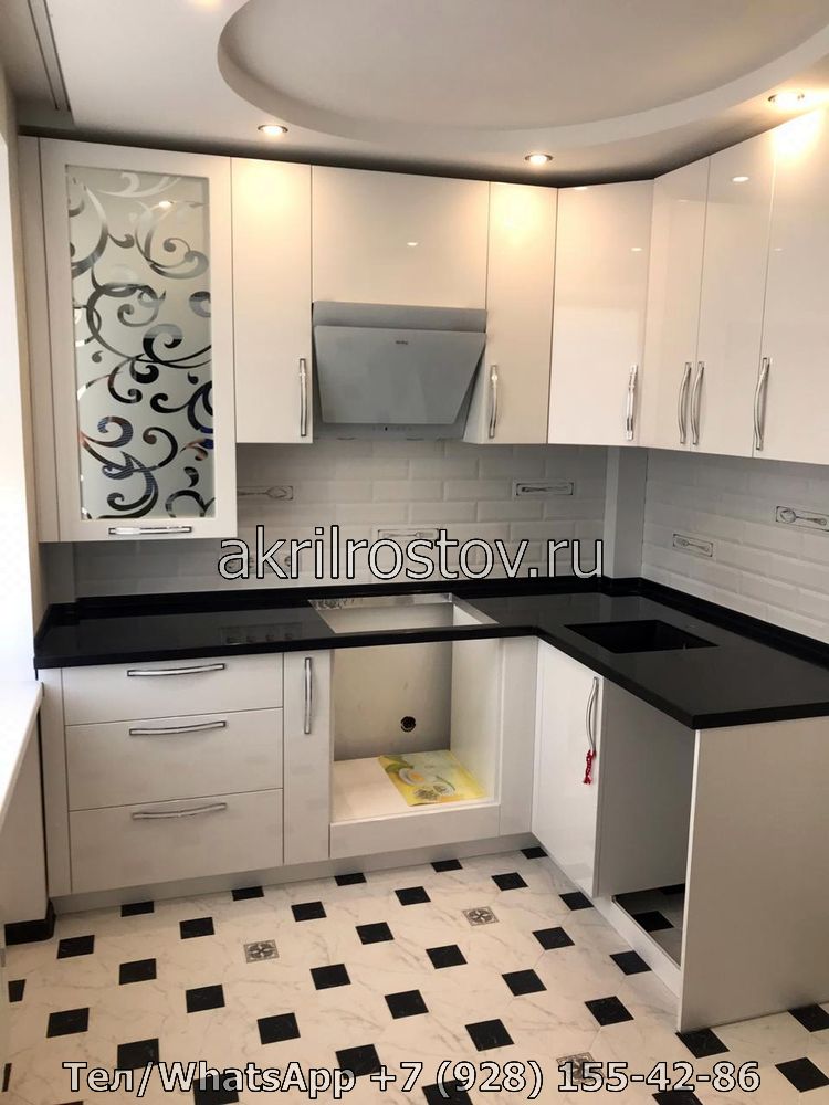 Черная акриловая столешница с интегрированной мойкой и угловым оформлением Современная угловая поверхность из черного акрила с встроенной мойкой